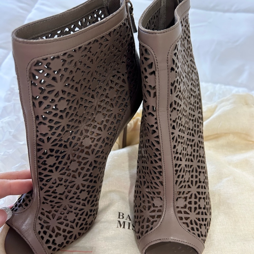 💥PRICE⬇️
 BADGLEY MISCHKA - High Heel Taupe Bootie - size 7 - - Picture 6 of 10